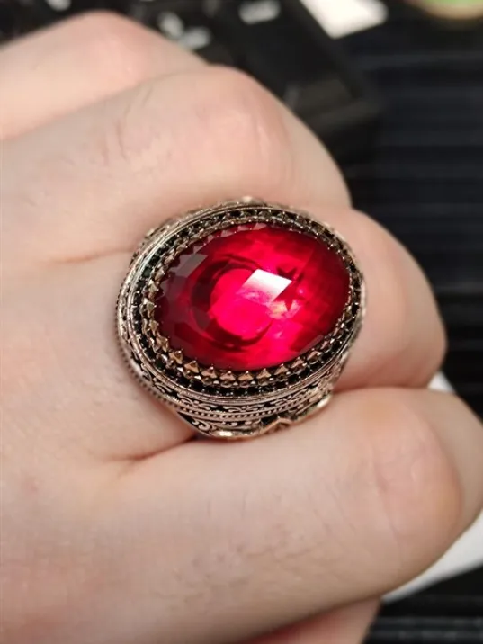 Kırmızı Zirkon Taşlı Ay Yıldız Desenli Yanı Lale Motif Erkek 925 Ayar Gümüş Yüzük GYZENDZIRAY-KRM