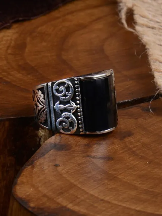 Siyah Oniks Taşlı Yanı İşlemeli Erkek Gümüş Yüzük