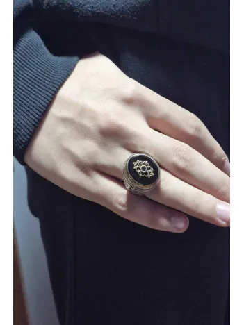 Erkek Gümüş Yüzük - 925 Ayar Gümüş Oniks Taşlı Yanları Özel İşlemeli Erkek Yüzük