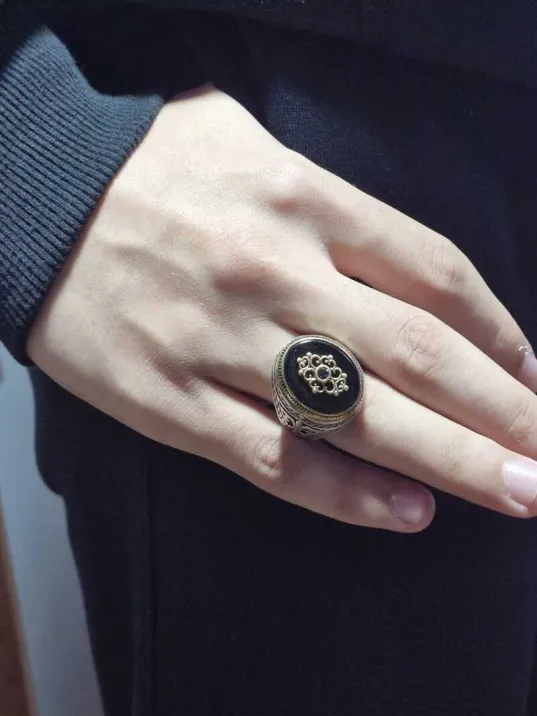 Erkek Gümüş Yüzük - 925 Ayar Gümüş Oniks Taşlı Yanları Özel İşlemeli Erkek Yüzük