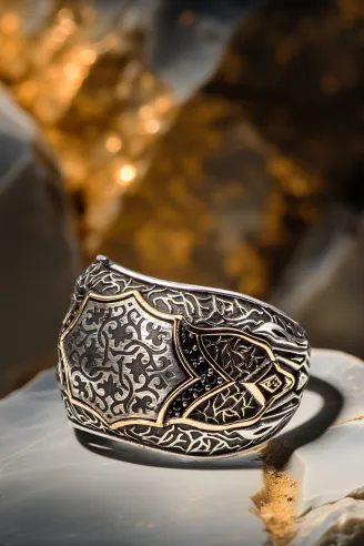 Erkek Kalkan Motifli Etnik Desen İşlemeli Siyah Zirkon Taşlı 925 Ayar Gümüş Yüzük