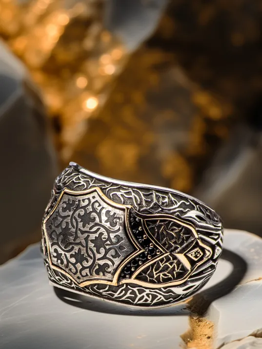 Erkek Kalkan Motifli Etnik Desen İşlemeli Siyah Zirkon Taşlı 925 Ayar Gümüş Yüzük
