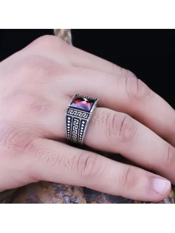 Kırmızı Yakut Taşlı Grek Desen İşlemeli Özel Seri Erkek Gümüş Yüzük Kırmızı Yakut Taşlı Grek Desen İşlemeli Özel Seri Erkek Gümüş Yüzük