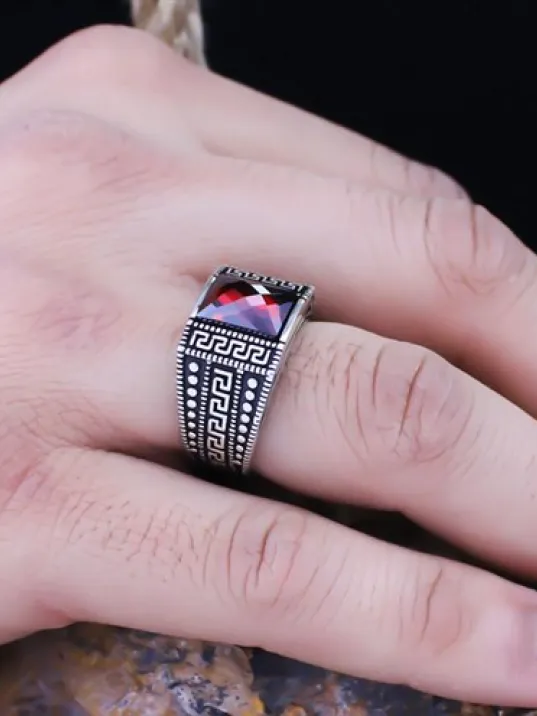 Kırmızı Yakut Taşlı Grek Desen İşlemeli Özel Seri Erkek Gümüş Yüzük Kırmızı Yakut Taşlı Grek Desen İşlemeli Özel Seri Erkek Gümüş Yüzük