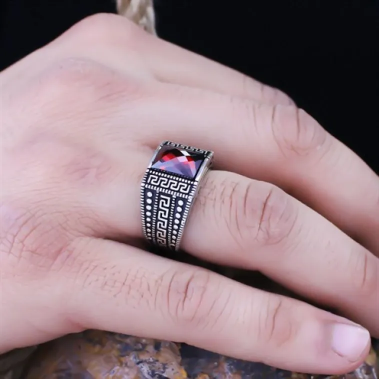 Kırmızı Yakut Taşlı Grek Desen İşlemeli Özel Seri Erkek Gümüş Yüzük Kırmızı Yakut Taşlı Grek Desen İşlemeli Özel Seri Erkek Gümüş Yüzük