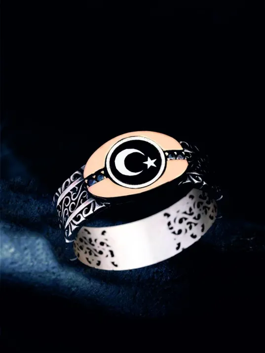 Erkek Gümüş Yüzük - Ay Yıldız Bayrak İşlemeli Siyah Zirkon Taşlı İnce Kibar Erkek Yüzüğü Erkek Gümüş Yüzük - Ay Yıldız Bayrak İşlemeli Siyah Zirkon Taşlı İnce Kibar Erkek Yüzüğü