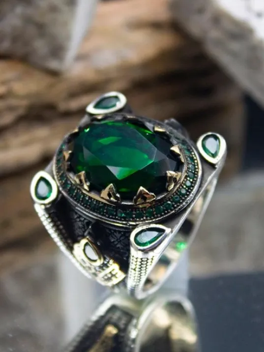 Yeşil Zirkon Taşlı Yanı Zirkon Taşlı İşlemeli Erkek Gümüş Yüzük GYZYZKEND01-YSL