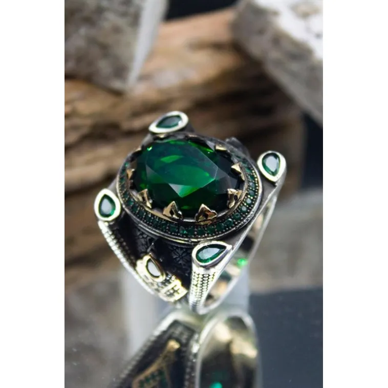 Yeşil Zirkon Taşlı Yanı Zirkon Taşlı İşlemeli Erkek Gümüş Yüzük GYZYZKEND01-YSL Yeşil Zirkon Taşlı Yanı Zirkon Taşlı İşlemeli Erkek Gümüş Yüzük GYZYZKEND01-YSL