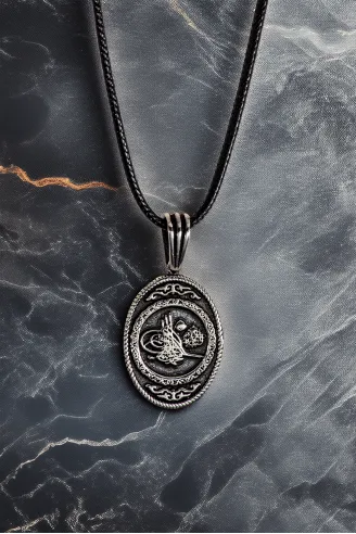 Erkek Gümüş Kolye Ucu - Tuğra Motifli Oksitli Oval Model Deri Kolyeli 925 Ayar Gümüş