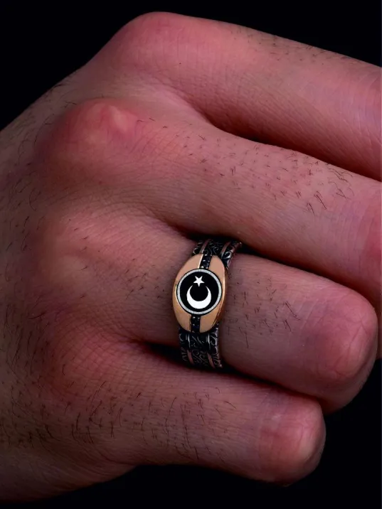 Erkek Gümüş Yüzük - Ay Yıldız Bayrak İşlemeli Siyah Zirkon Taşlı İnce Kibar Erkek Yüzüğü Erkek Gümüş Yüzük - Ay Yıldız Bayrak İşlemeli Siyah Zirkon Taşlı İnce Kibar Erkek Yüzüğü