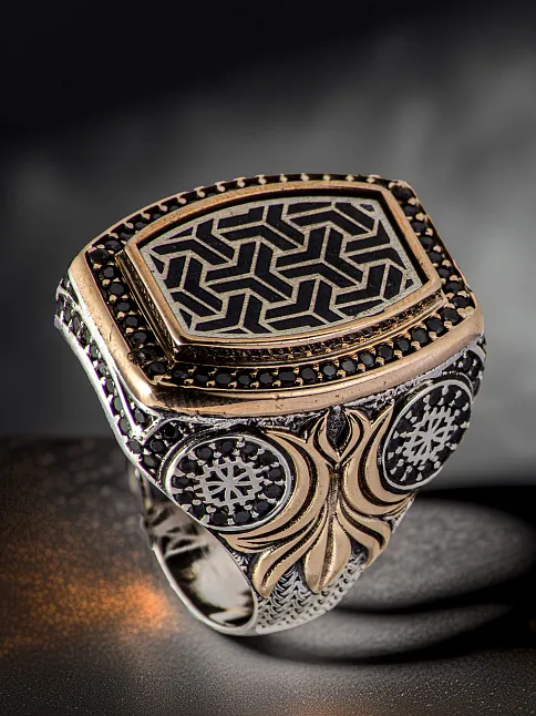 Erkek Omega Model Siyah Zirkon Taşlı Süslemeli Kanat Model 925 Ayar Gümüş Yüzük