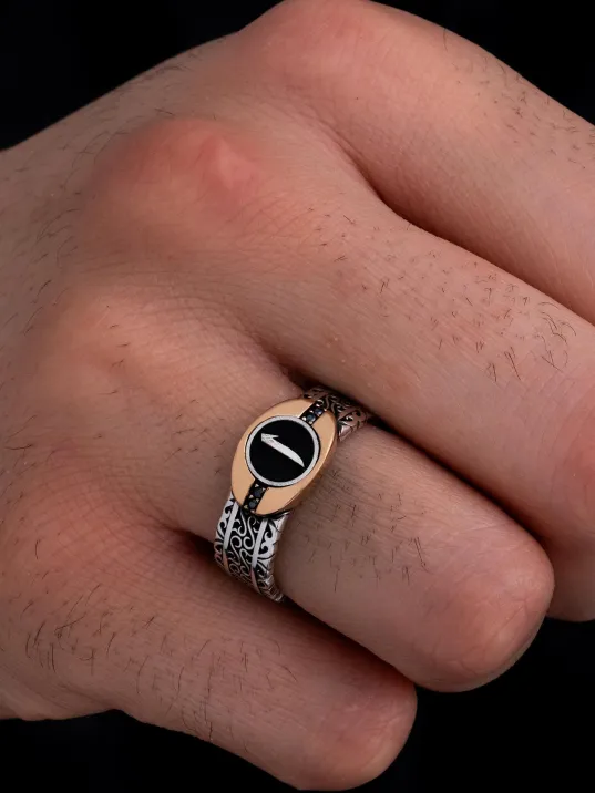 Erkek Gümüş Yüzük - Elif Yazılı Siyah Zirkon Taşlı İnce Kibar Erkek Yüzüğü Erkek Gümüş Yüzük - Elif Yazılı Siyah Zirkon Taşlı İnce Kibar Erkek Yüzüğü