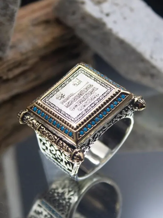 Nazar Ayeti İşlemeli Safir Taşlı Erkek Gümüş Yüzük GYZYZKEND05-SYH Nazar Ayeti İşlemeli Safir Taşlı Erkek Gümüş Yüzük GYZYZKEND05-SYH