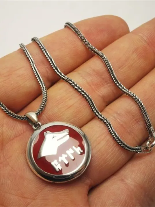 Göktürkçe Türk Yazılı Kırmızı Mineli Bozkurt Gümüş Erkek Kolye Zincir