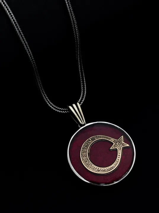 Erkek Gümüş Kolye - Ayyıldız İşlemeli Kırmızı Renkli Gümüş Kolye