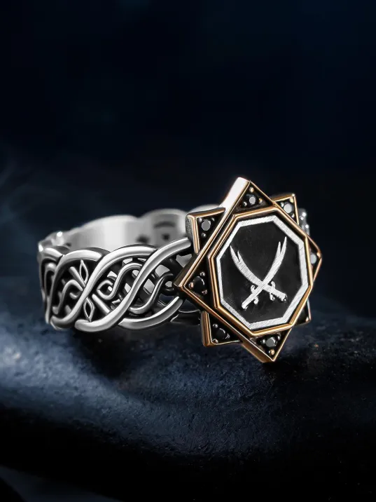 Erkek Gümüş Yüzük - Sarmal Model Zirkon Taşlı Çift Zülfikar Kılıcı İşlemeli Erkek Yüzük