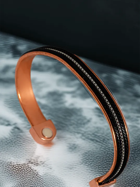 Kadın Bakır Bileklik - Ortası Küp Şeritli Siyah Derili Bakır Bilezik Metal Kutuda Kadın Bakır Bileklik - Ortası Küp Şeritli Siyah Derili Bakır Bilezik Metal Kutuda