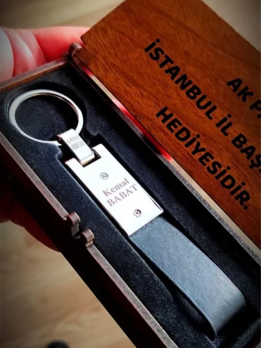 Kişiye Özel Recep Tayyip Erdoğan Figürlü AK Parti Logolu Çelik Anahtarlık Kişiye Özel Recep Tayyip Erdoğan Figürlü AK Parti Logolu Çelik Anahtarlık