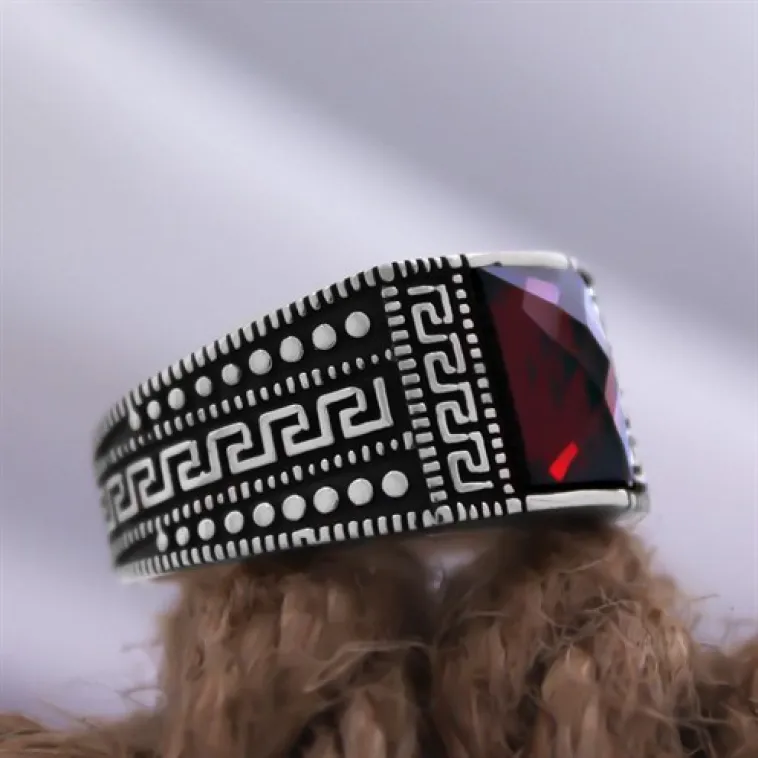 Kırmızı Yakut Taşlı Grek Desen İşlemeli Özel Seri Erkek Gümüş Yüzük Kırmızı Yakut Taşlı Grek Desen İşlemeli Özel Seri Erkek Gümüş Yüzük