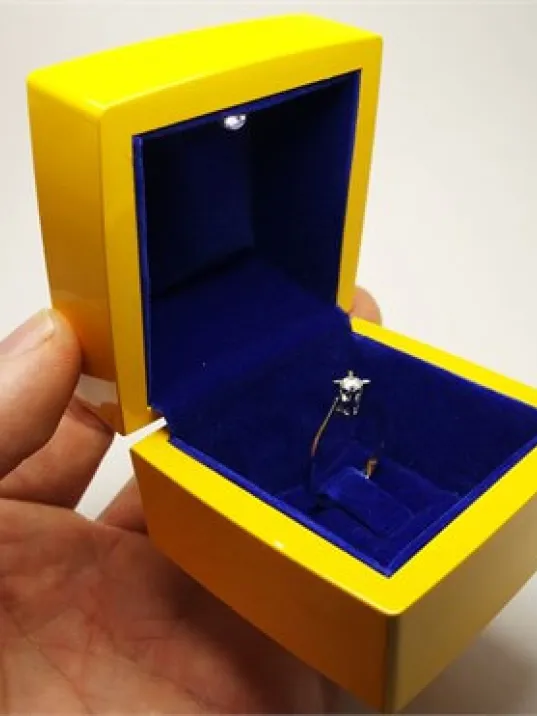 IŞIKLI PIRLANTA ALTIN TEKTAŞ YÜZÜK KUTUSU SARI LACİVERT