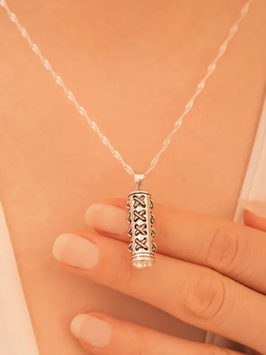 Gümüş Dikiş Motifli Muska Cevşen Kolye