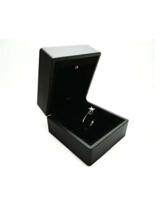 Işıklı Pırlanta Tektaş Siyah Yüzük Kutusu