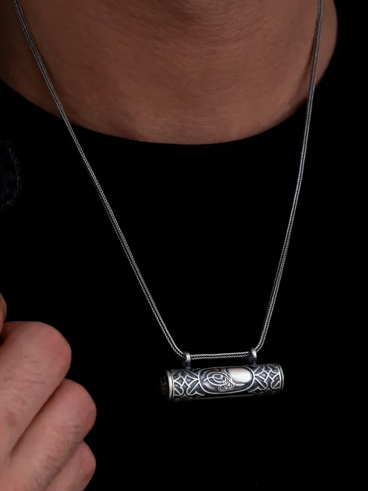 Osmanlı Tuğralı Orta Boy Gümüş Erkek Muska Kolye Cevşen Haznesi Osmanlı Tuğralı Orta Boy Gümüş Erkek Muska Kolye Cevşen Haznesi