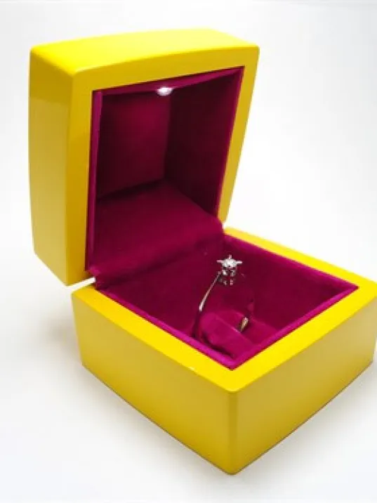 IŞIKLI PIRLANTA ALTIN TEKTAŞ YÜZÜK KUTUSU SARI KIRMIZI IŞIKLI PIRLANTA ALTIN TEKTAŞ YÜZÜK KUTUSU SARI KIRMIZI