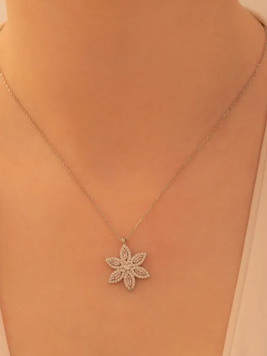 Kadın Gümüş Kolye - Sevgililer Günü - Hediye - Zirkon Taşlı Mor Çiçek Motifli Kadın Kolye Kadın Gümüş Kolye - Sevgililer Günü - Hediye - Zirkon Taşlı Mor Çiçek Motifli Kadın Kolye