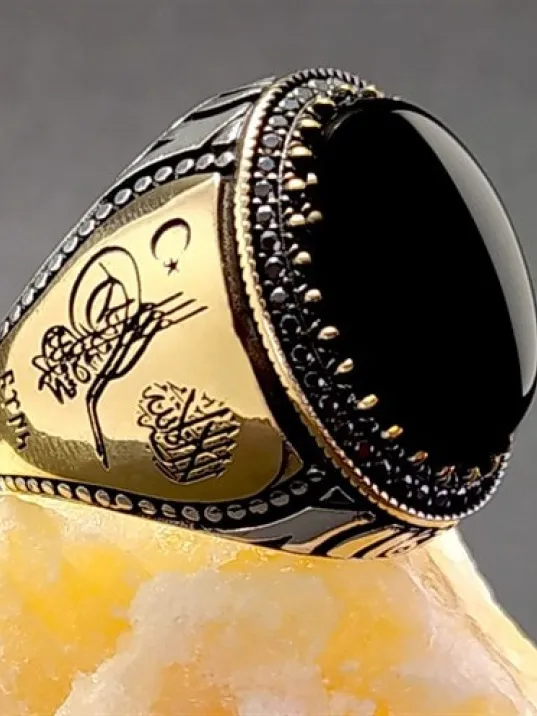 Ay Yıldız Tuğra ve Türk Yazılı Oniks Taşlı Gümüş Erkek Yüzük Ay Yıldız Tuğra ve Türk Yazılı Oniks Taşlı Gümüş Erkek Yüzük