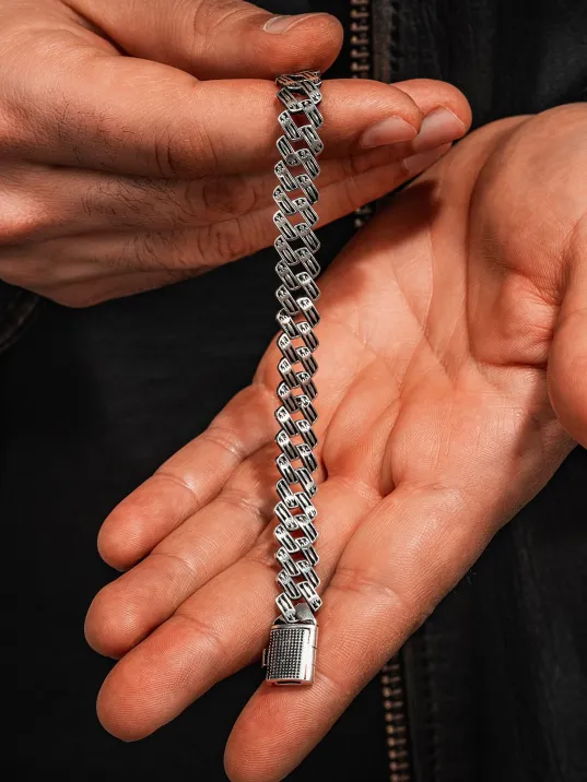 925 Ayar Gümüş Kılıç İşlemeli Erkek Bileklik Özel Geçirmeli Klips Tasarım Şerit Model 925 Ayar Gümüş Kılıç İşlemeli Erkek Bileklik Özel Geçirmeli Klips Tasarım Şerit Model