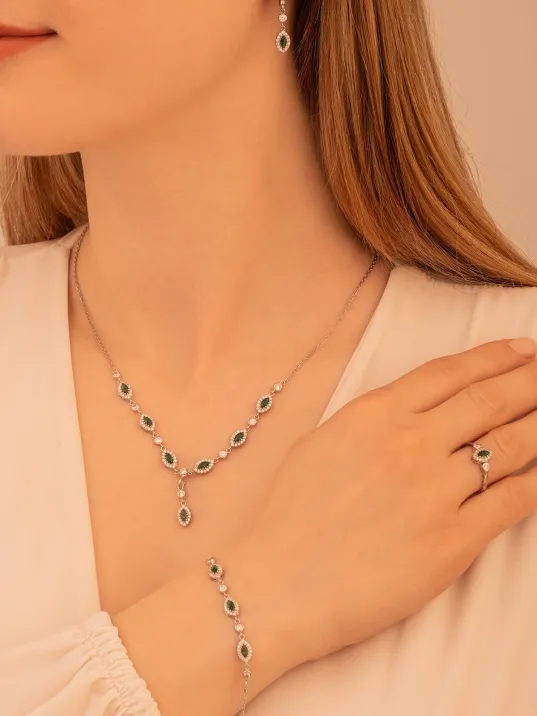 Kadın Gümüş Takı Seti - Pera Zümrüt Mekik Taşlı 925 Ayar Kolye, Bileklik, Yüzük, Küpe Tam Set Kadın Gümüş Takı Seti - Pera Zümrüt Mekik Taşlı 925 Ayar Kolye, Bileklik, Yüzük, Küpe Tam Set