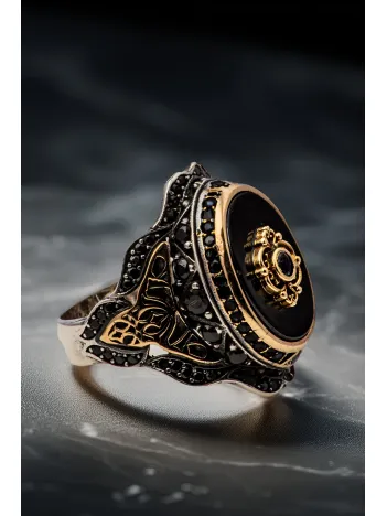 Erkek Gümüş Yüzük - Oniks Taşlı Yanı İşlemeli Gümüş Yüzük