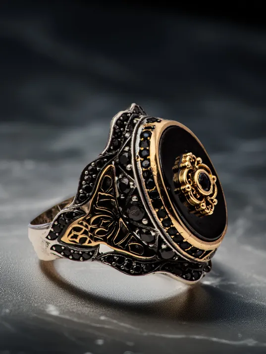 Erkek Gümüş Yüzük - Oniks Taşlı Yanı İşlemeli Gümüş Yüzük Erkek Gümüş Yüzük - Oniks Taşlı Yanı İşlemeli Gümüş Yüzük