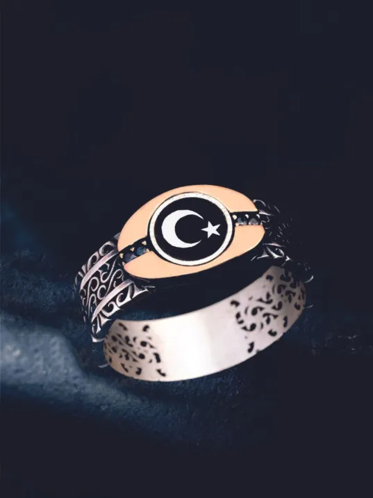 Erkek Gümüş Yüzük - Türk Bayrağı Ay Yıldız Sarmaşıklı Siyah Model Ince Kibar Erkek Yüzüğü Erkek Gümüş Yüzük - Türk Bayrağı Ay Yıldız Sarmaşıklı Siyah Model Ince Kibar Erkek Yüzüğü