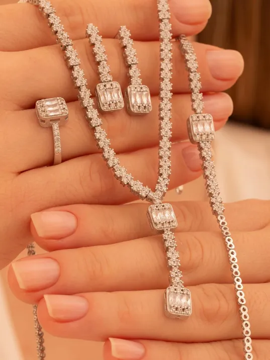 Kadın Gümüş Takı Seti - Ayfer Baget Taşlı Kare Model Kolye, Bileklik, Yüzük, Küpe Tam Set Kadın Gümüş Takı Seti - Ayfer Baget Taşlı Kare Model Kolye, Bileklik, Yüzük, Küpe Tam Set