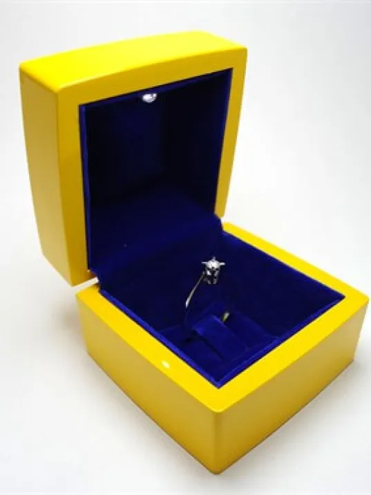 IŞIKLI PIRLANTA ALTIN TEKTAŞ YÜZÜK KUTUSU SARI LACİVERT