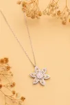 Kadın Gümüş Kolye - Zirkon Taşlı Dönen 6 Yapraklı Çiçek Model Gümüş Kolye Kadın Gümüş Kolye - Zirkon Taşlı Dönen 6 Yapraklı Çiçek Model Gümüş Kolye