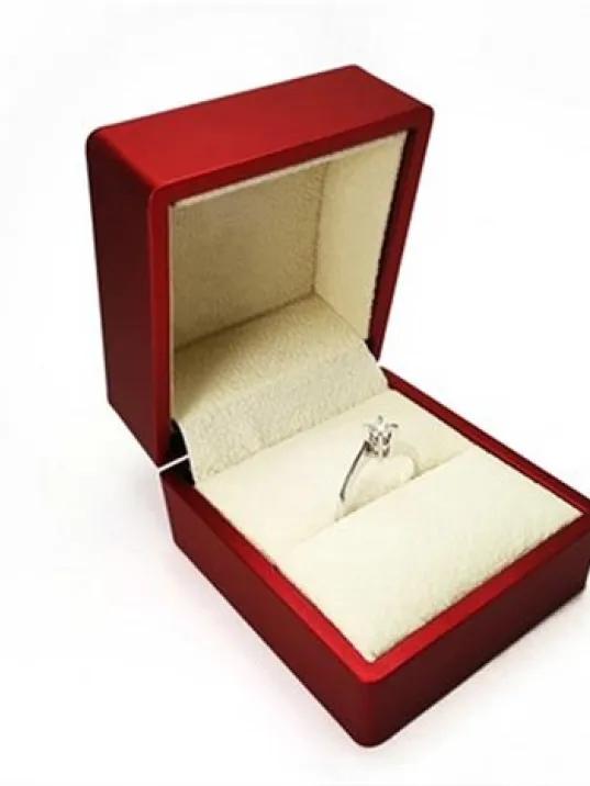 Işıklı Pırlanta Tektaş Yüzük Ve Mücevher Takı Kutusu Kırmızı