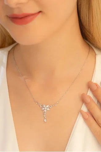 Kadın Gümüş Kolye - Zirkon Taşlı Çiçek Motifli Gümüş Kolye