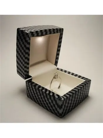 IŞIKLI PIRLANTA ALTIN TEKTAŞ YÜZÜK KUTUSU KARBON FİBER DESENLİ