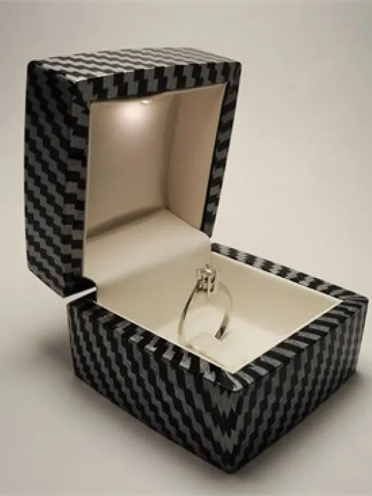 IŞIKLI PIRLANTA ALTIN TEKTAŞ YÜZÜK KUTUSU KARBON FİBER DESENLİ