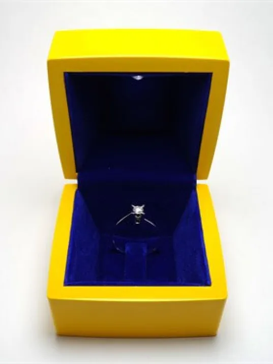 IŞIKLI PIRLANTA ALTIN TEKTAŞ YÜZÜK KUTUSU SARI LACİVERT