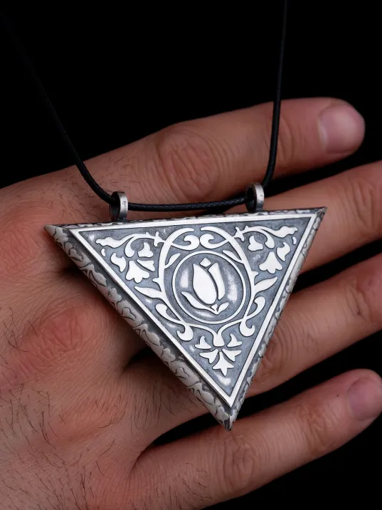 En Büyük Boy Lale Motifli Gümüş Erkek Muska Kolye Cevşen Haznesi