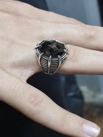 Erkek Gümüş Yüzük - Siyah Oniks Taşlı Pençe Model Kibar Erkek Yüzük Erkek Gümüş Yüzük - Siyah Oniks Taşlı Pençe Model Kibar Erkek Yüzük