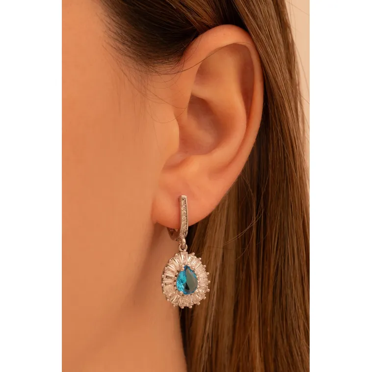 Kadın Gümüş Küpe - Damla Model Mavi Topaz Taşlı Baget Süslemeli Rodyumlu Kadın Küpe Kadın Gümüş Küpe - Damla Model Mavi Topaz Taşlı Baget Süslemeli Rodyumlu Kadın Küpe