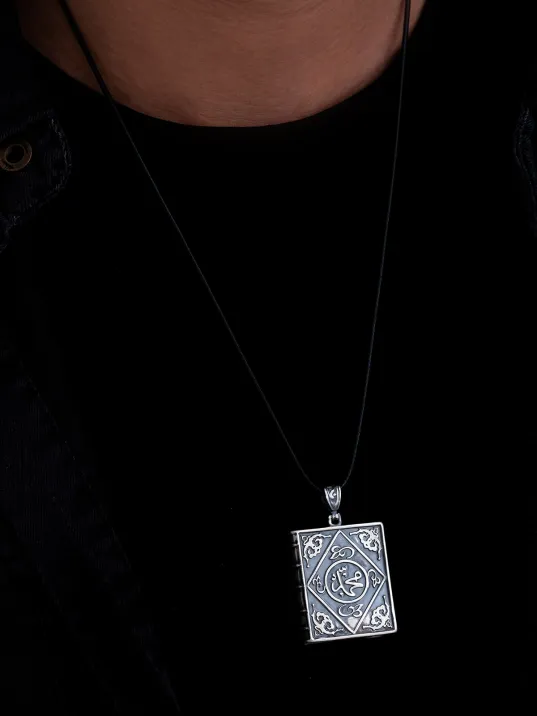 Erkek Gümüş Kolye - Orta Boy Gümüş Allah Ve Muhammed Yazılı Kitap Model Muska Haznesi Cevşen Erkek Gümüş Kolye - Orta Boy Gümüş Allah Ve Muhammed Yazılı Kitap Model Muska Haznesi Cevşen