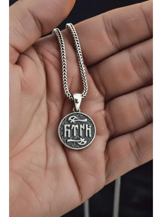 Erkek Gümüş Kolye - Yuvarlak Göktürkçe Türk Yazılı Balta Motif Gümüş Erkek Kolye