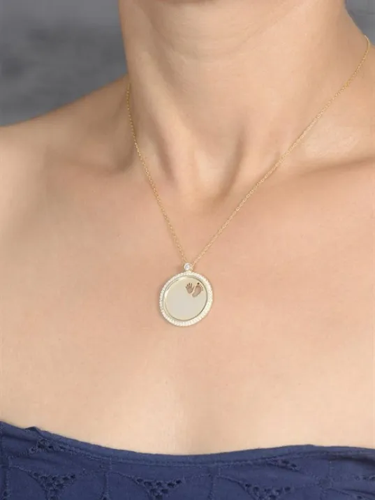 Çocuğunuzun İsmini Yazdırabileceğiniz El Ve Ayak Figürlü Bayan Gümüş Kolye