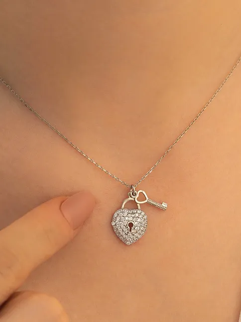Kadın Gümüş Kolye - Zirkon Taşlı Kalp Kilit Model Gümüş Kadın Kolye